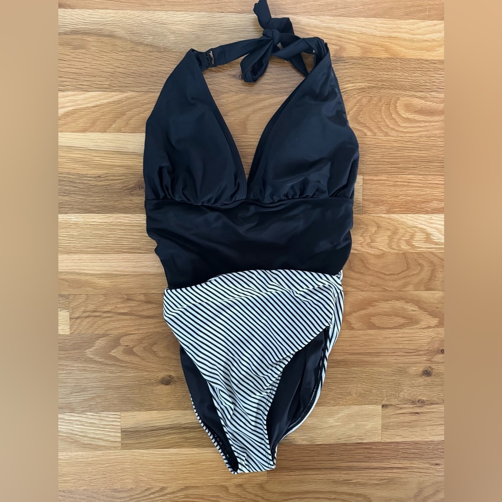 Movemama nursing friendly swimsuit